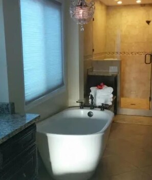 Badewanne, Haartrockner, Handtücher