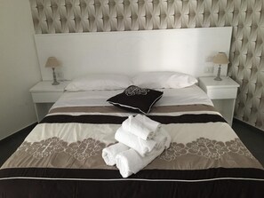 Caja fuerte, decoración individual, mobiliario individual y escritorio