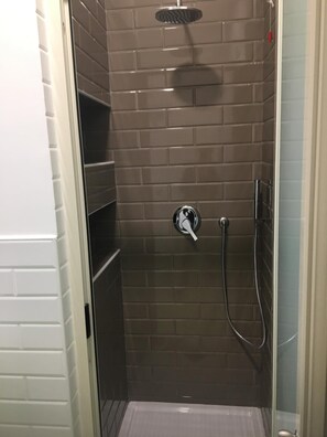 Douche, articles de toilette gratuits, sèche-cheveux, bidet