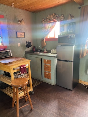 Refrigerador, microondas, cafetera y tetera y tostadora 