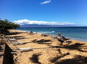 Ubicación a pie de playa, tumbonas y toallas de playa