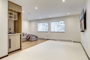 House - Snowy Creek 15 - Ski in Ski out, Complete Luxury Renovation, Fireplace (Whistler)