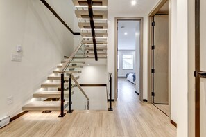 House - Snowy Creek 15 - Ski in Ski out, Complete Luxury Renovation, Fireplace (Whistler)