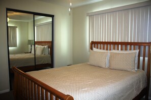 2 bedrooms, iron/ironing board, travel cot, WiFi - The Whale    Ocean View       Pacific Beach (San Diego)