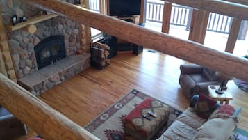 Téléviseur, lecteur de DVD, livres, chaîne audio