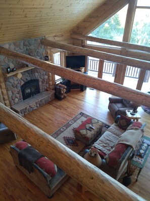 Fernseher, DVD-Player, Bücher, Stereoanlage