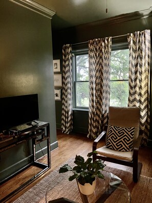 Een televisie, een dvd-speler en boeken