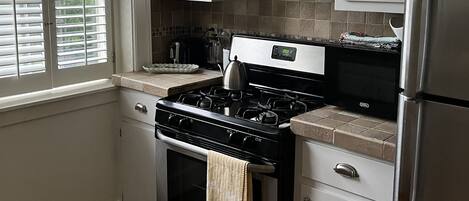 Køleskab, mikrobølgeovn, ovn, kogeplade