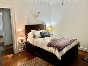 1 slaapkamer, een bureau, een strijkplank/strijkijzer, gratis wifi