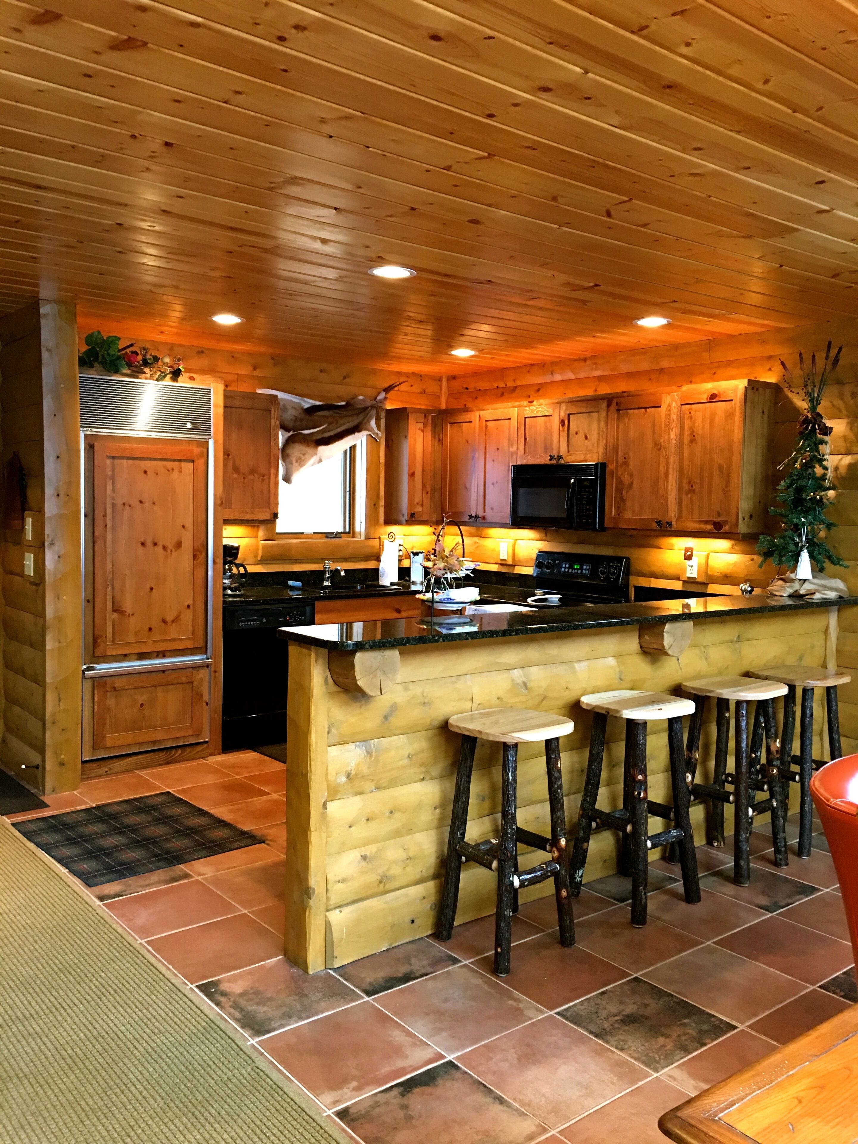 3 BR - Custom Mountain Log Cabin, Private Rustic Retreat, Sleeps 9 ... Book now!