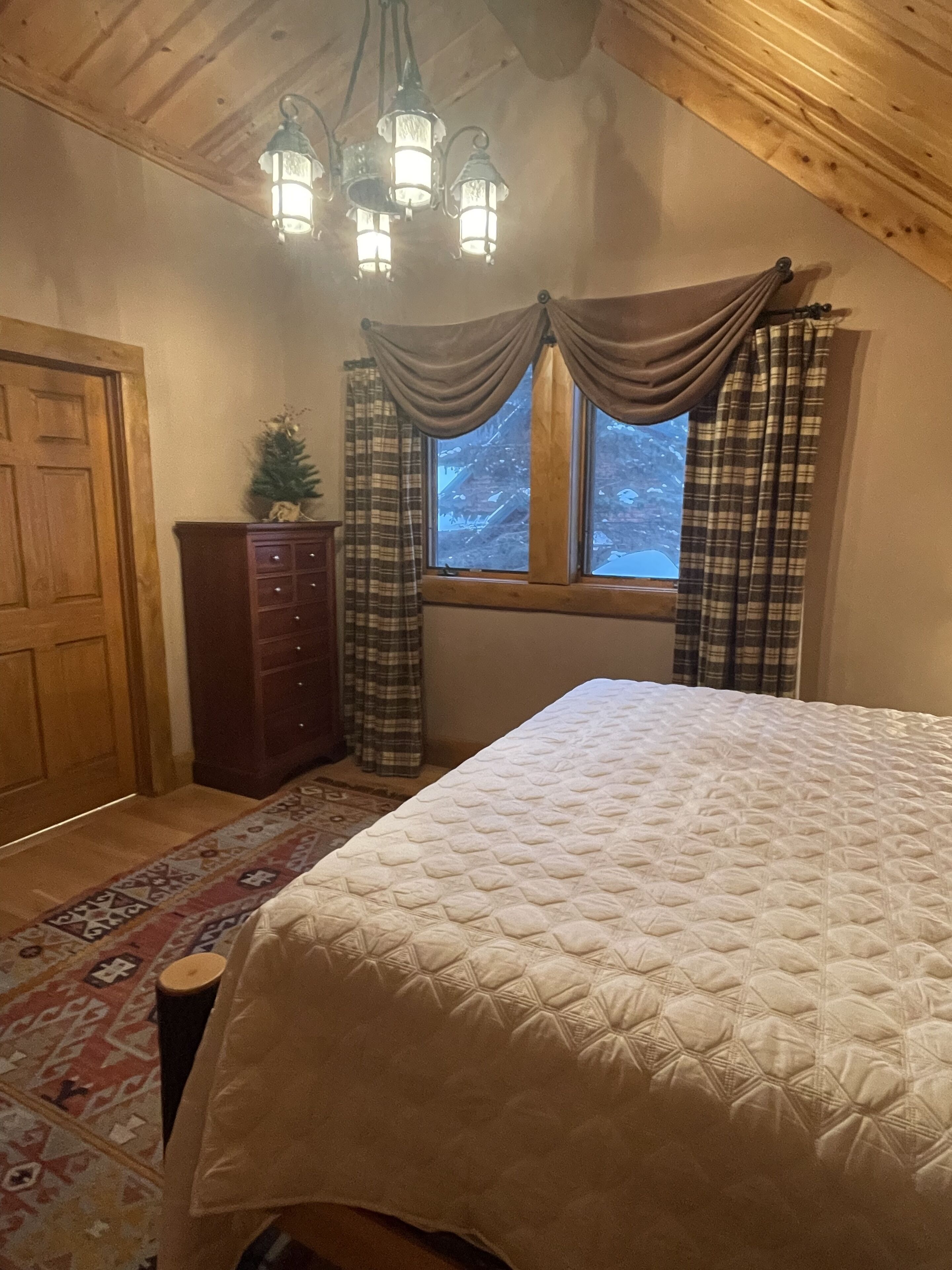 3 BR - Custom Mountain Log Cabin, Private Rustic Retreat, Sleeps 9 ... Book now!