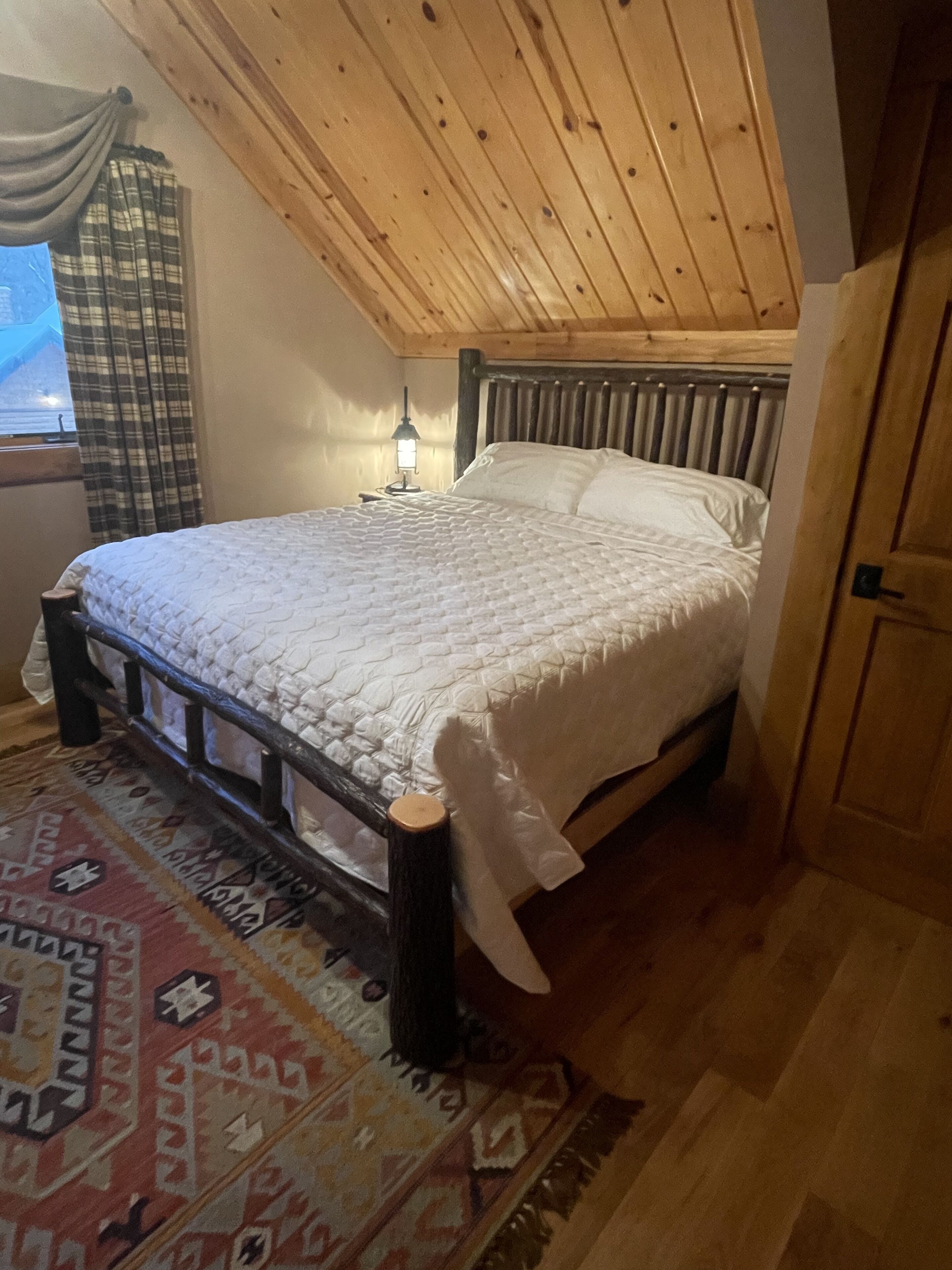 3 BR - Custom Mountain Log Cabin, Private Rustic Retreat, Sleeps 9 ... Book now!