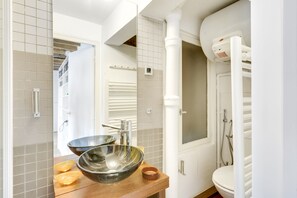 Shower, hair dryer, towels, toilet paper - UNIT002 Saint Germain des Près (Saints Pères) - 1 bedroom apartment - 4 pax (Paris)