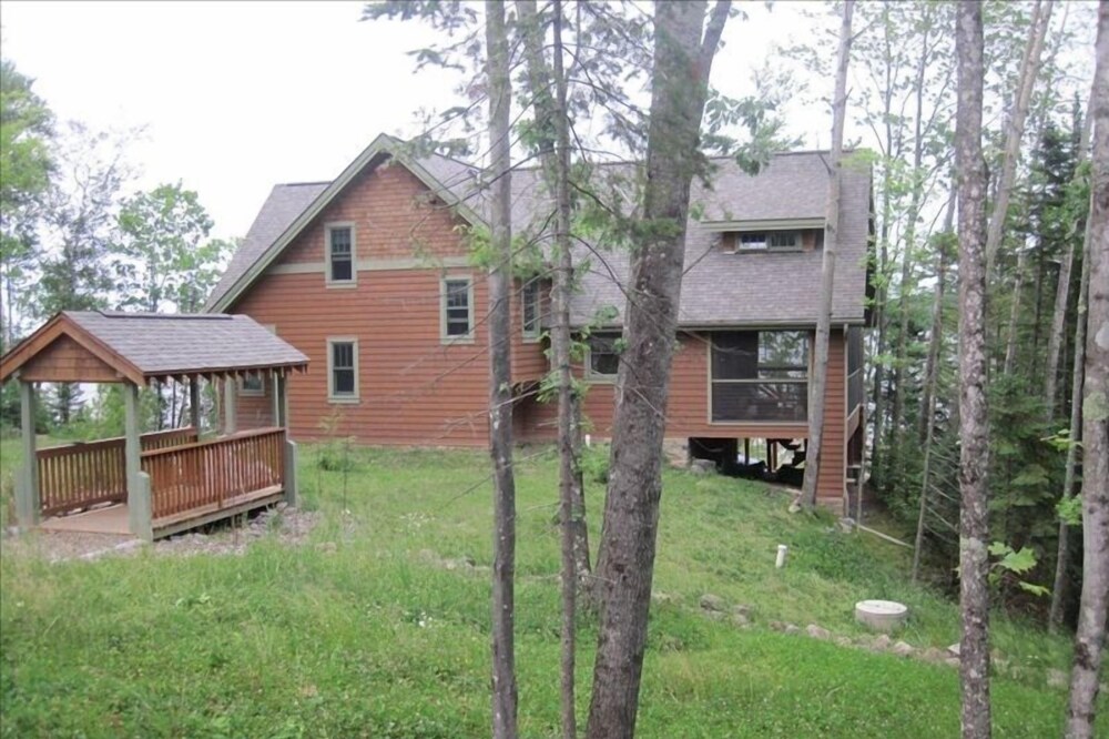 Quintessential Lake House on Raspberry Bay