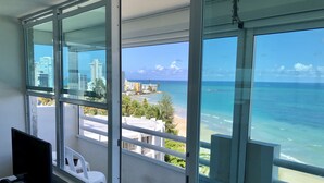 Ein Balkon mit Blick auf das Meer und Gebäude.