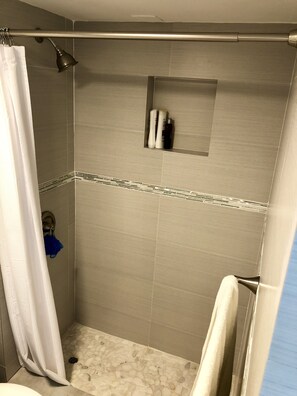 Dusche, Haartrockner, Handtücher