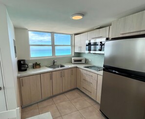 Réfrigérateur, micro-ondes, four, plaque de cuisson