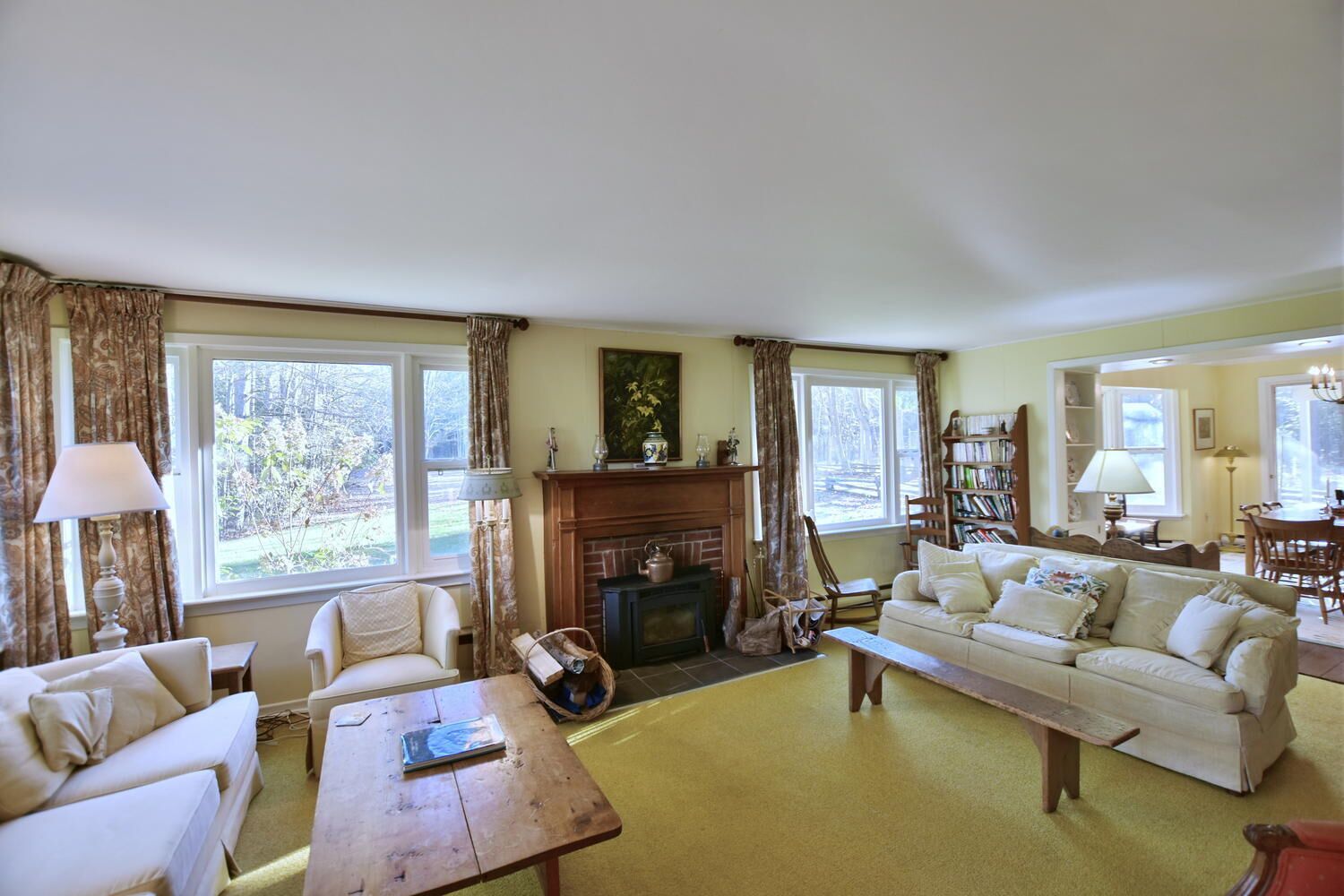 Ideal location to enjoy winter activities. Ski hills a short drive 