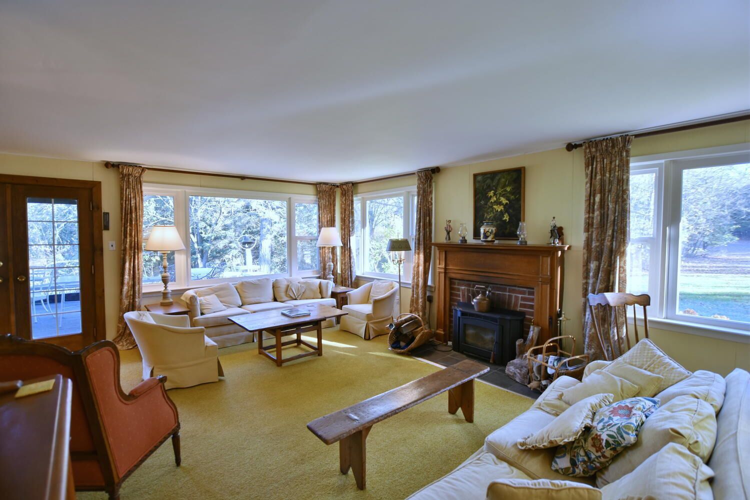 Ideal location to enjoy winter activities. Ski hills a short drive 