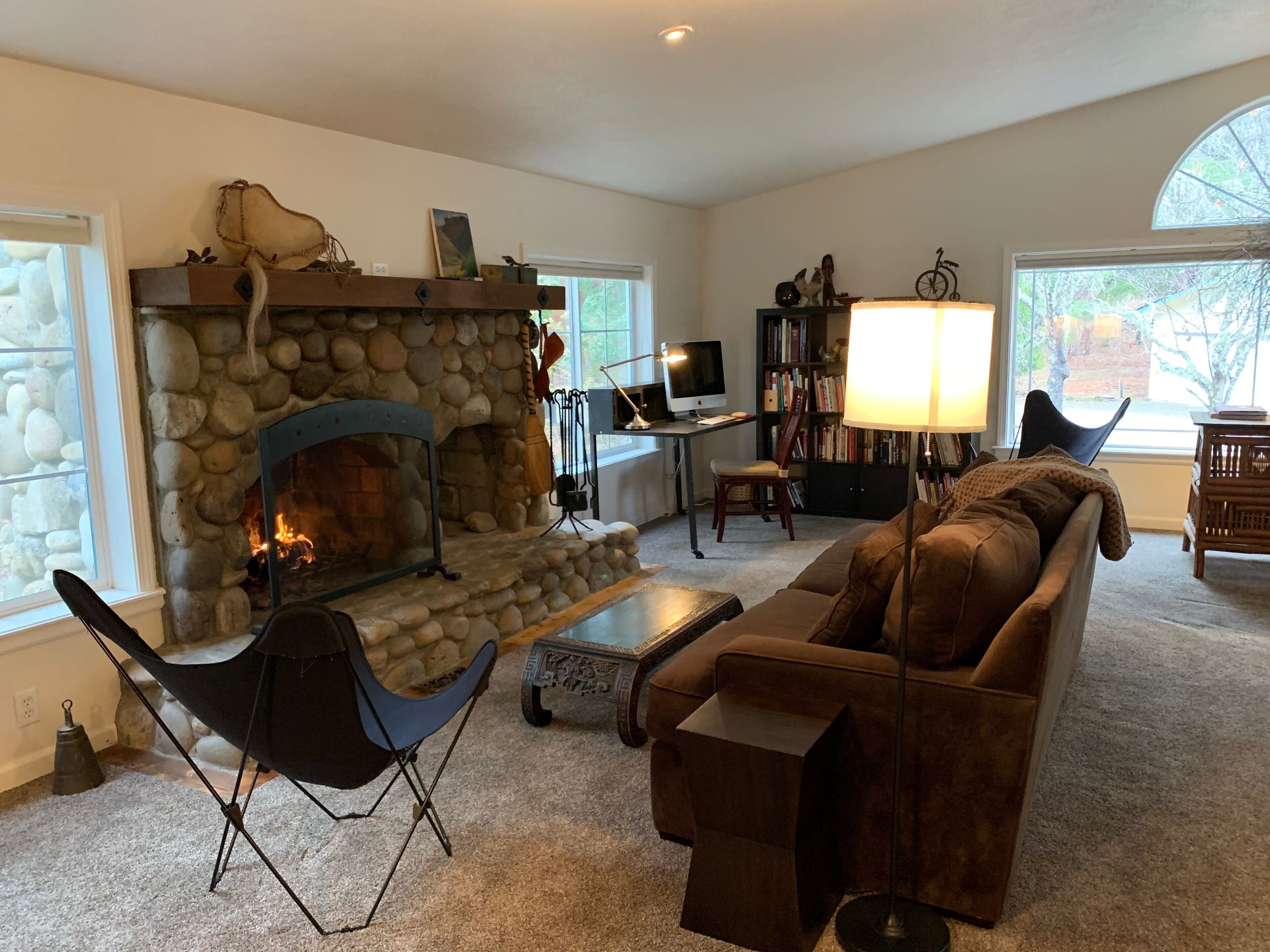 Älytelevisio, takka, videopelejä, DVD-soitin