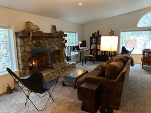 Smart-TV, Kamin, Videospiele, DVD-Player