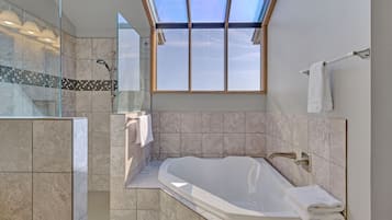 Ensemble douche/baignoire, baignoire à jets, sèche-cheveux