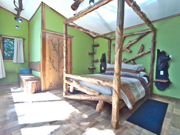 Une chambre à coucher rustique avec un lit à baldaquin en bois, une armoire en bois et une fenêtre avec des rideaux.