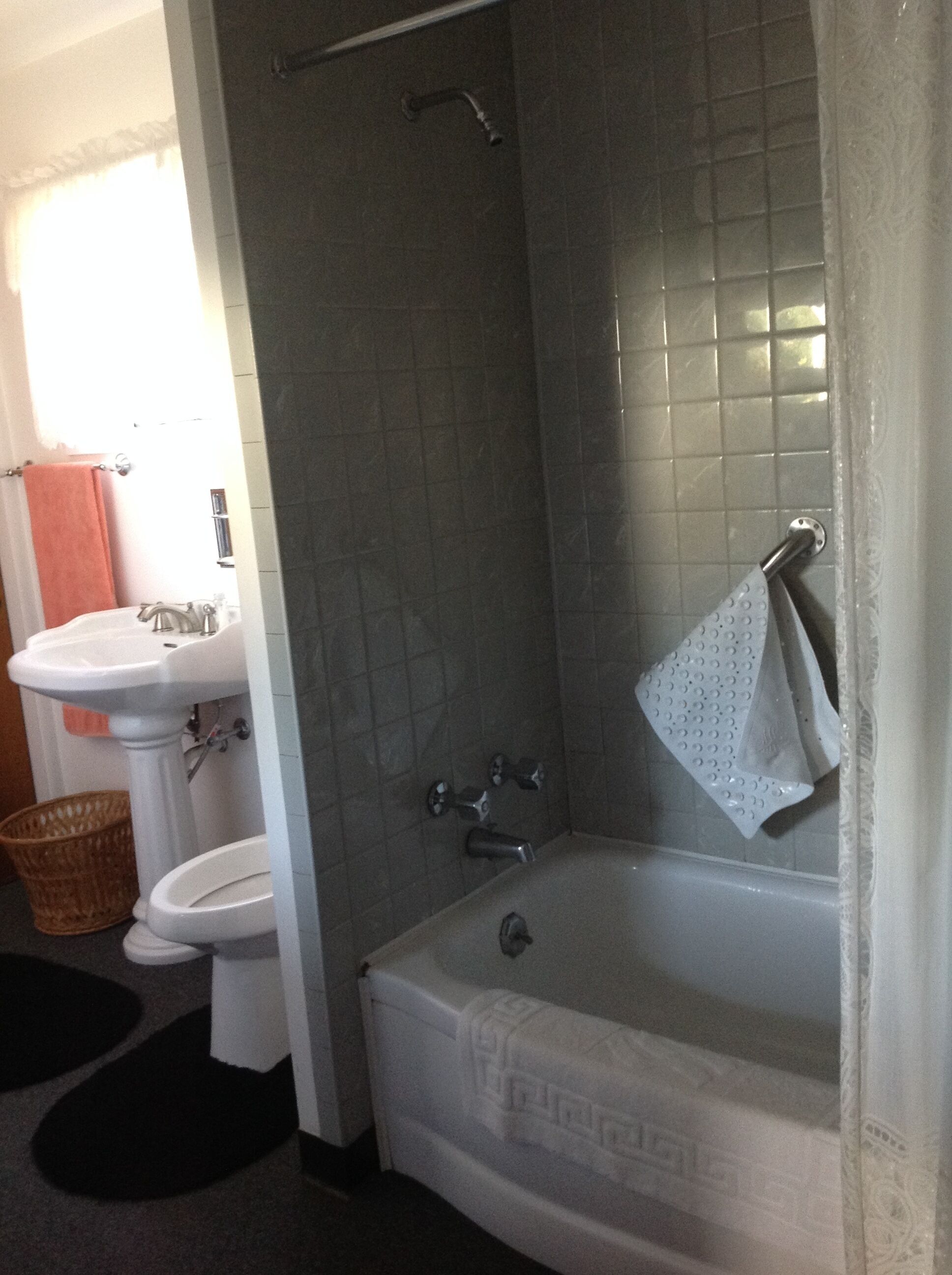 Village Waterfront Home !! Walking distance to all attractions!