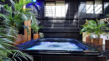 Indoor spa tub