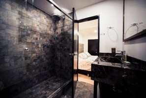 淋浴設備、風筒、提供毛巾、洗頭水