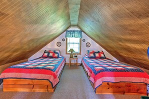 1 bedroom, iron/ironing board, free WiFi, bed sheets -  HOT TUB,WIFI, JACUZZI, FIRE PIT, ~A/C~ CREEK, 2 MIN TO MAGGIE (Maggie Valley)