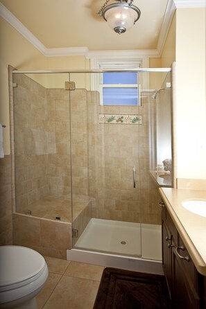 Dusche, Haartrockner, Handtücher, Seife