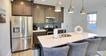Walk to the Waterfront: Spacious Condo in the Heart of Newport