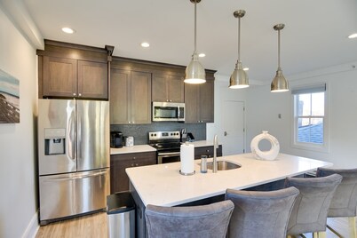 Walk to the Waterfront: Spacious Condo in the Heart of Newport