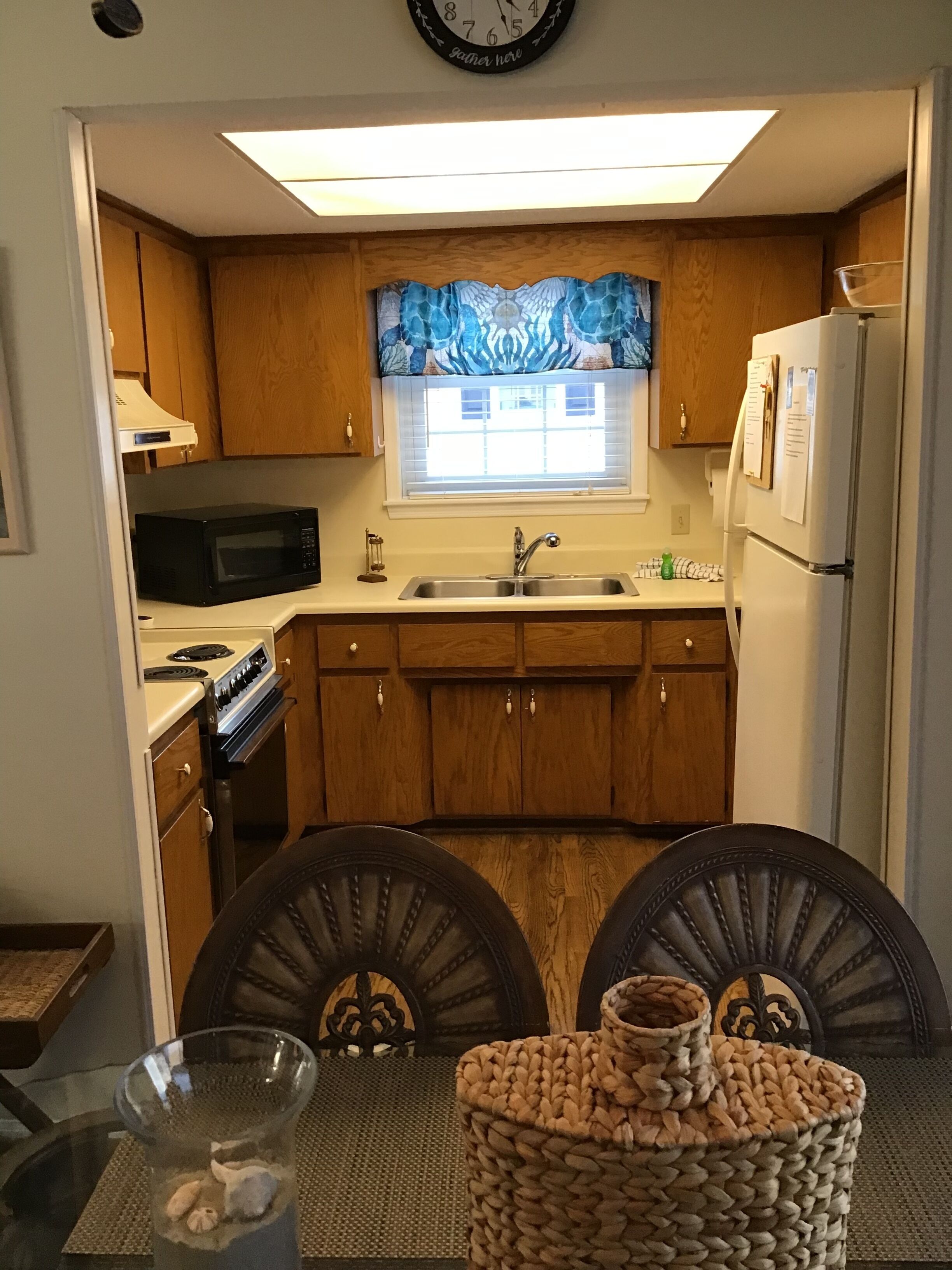 PET FRIENDLY BEACH HOUSE AND ONLY STEPS TO THE BEACH