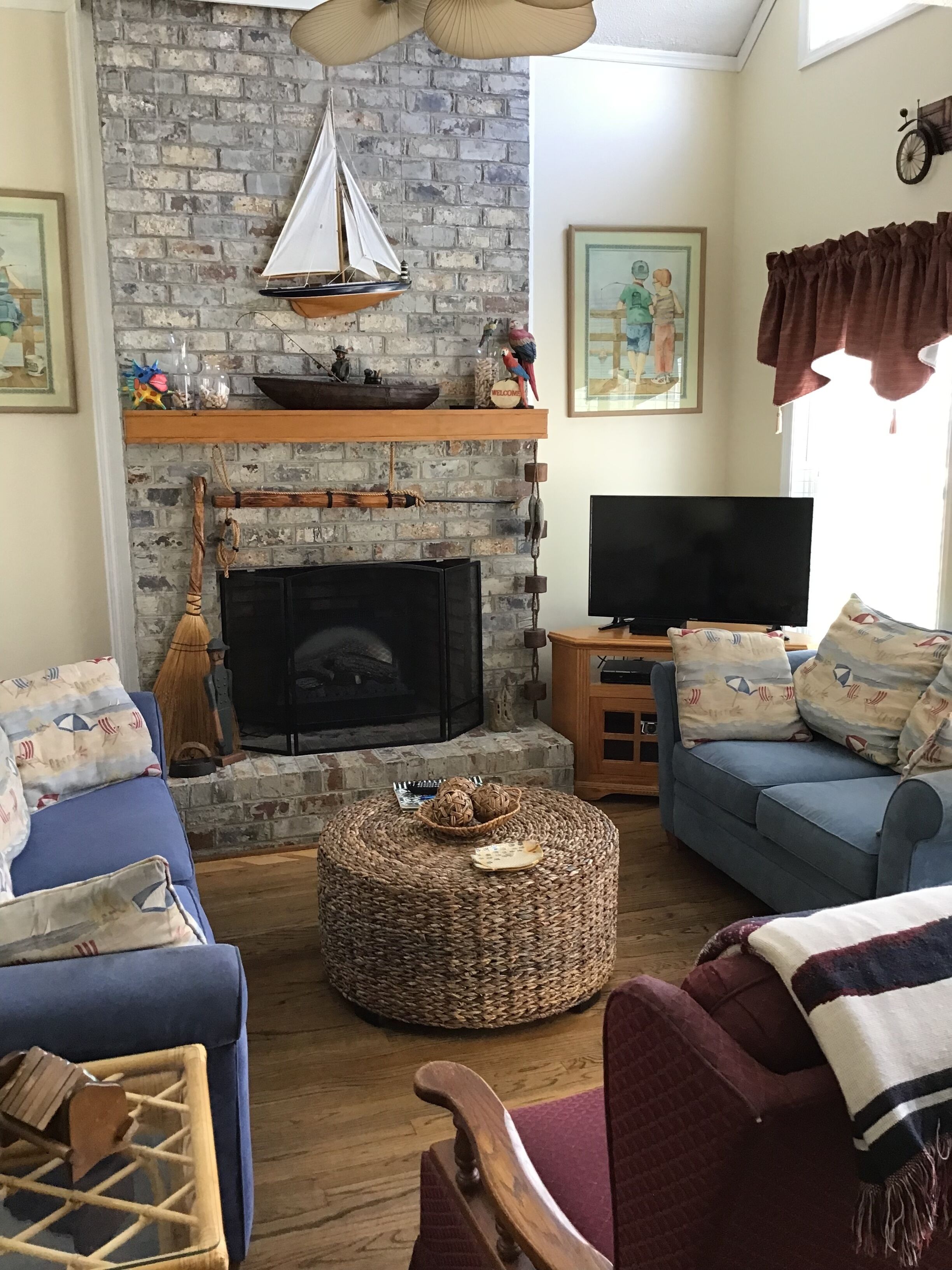 PET FRIENDLY BEACH HOUSE AND ONLY STEPS TO THE BEACH