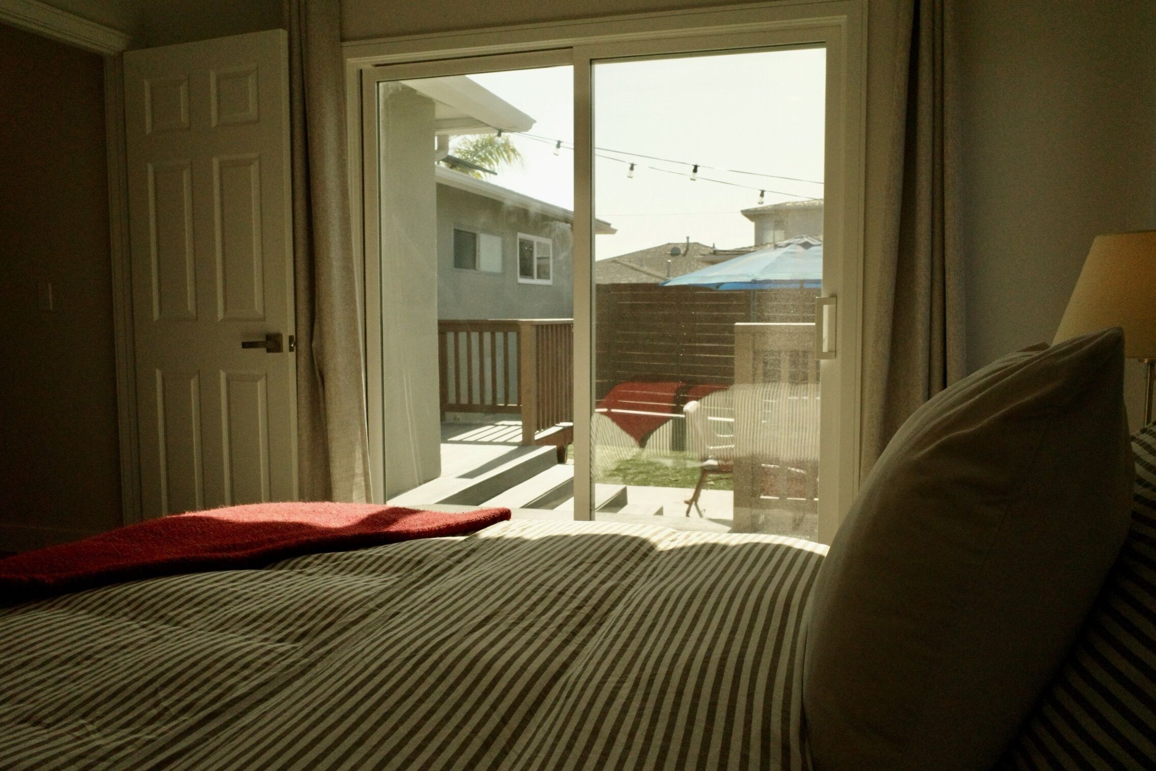Ein Schlafzimmer mit einem Bett, einem Fenster und Blick ins Freie.