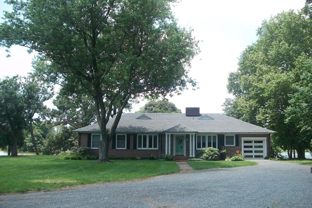 Peaceful Cambridge Home on Jenkins Creek