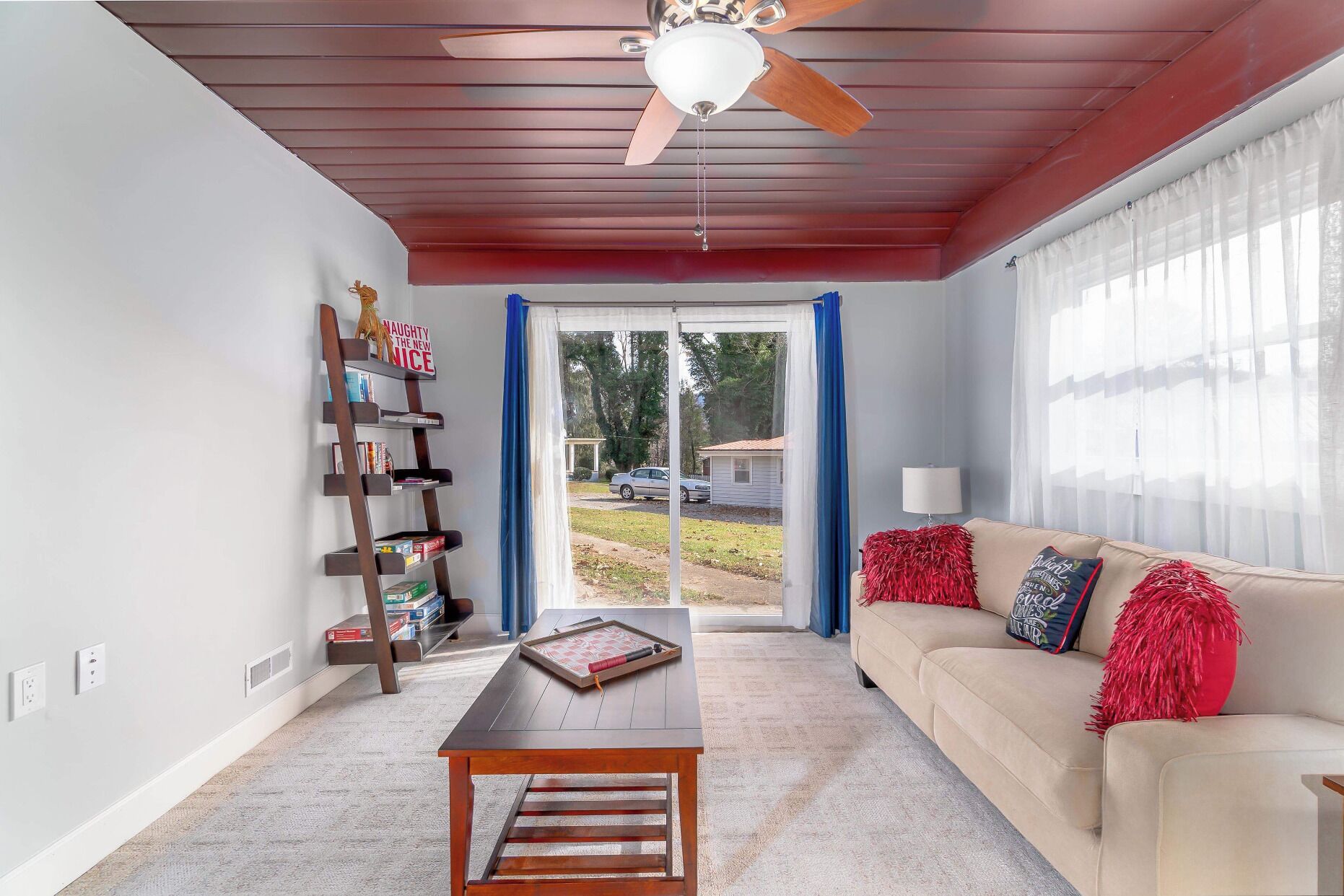 Televisión y chimenea 