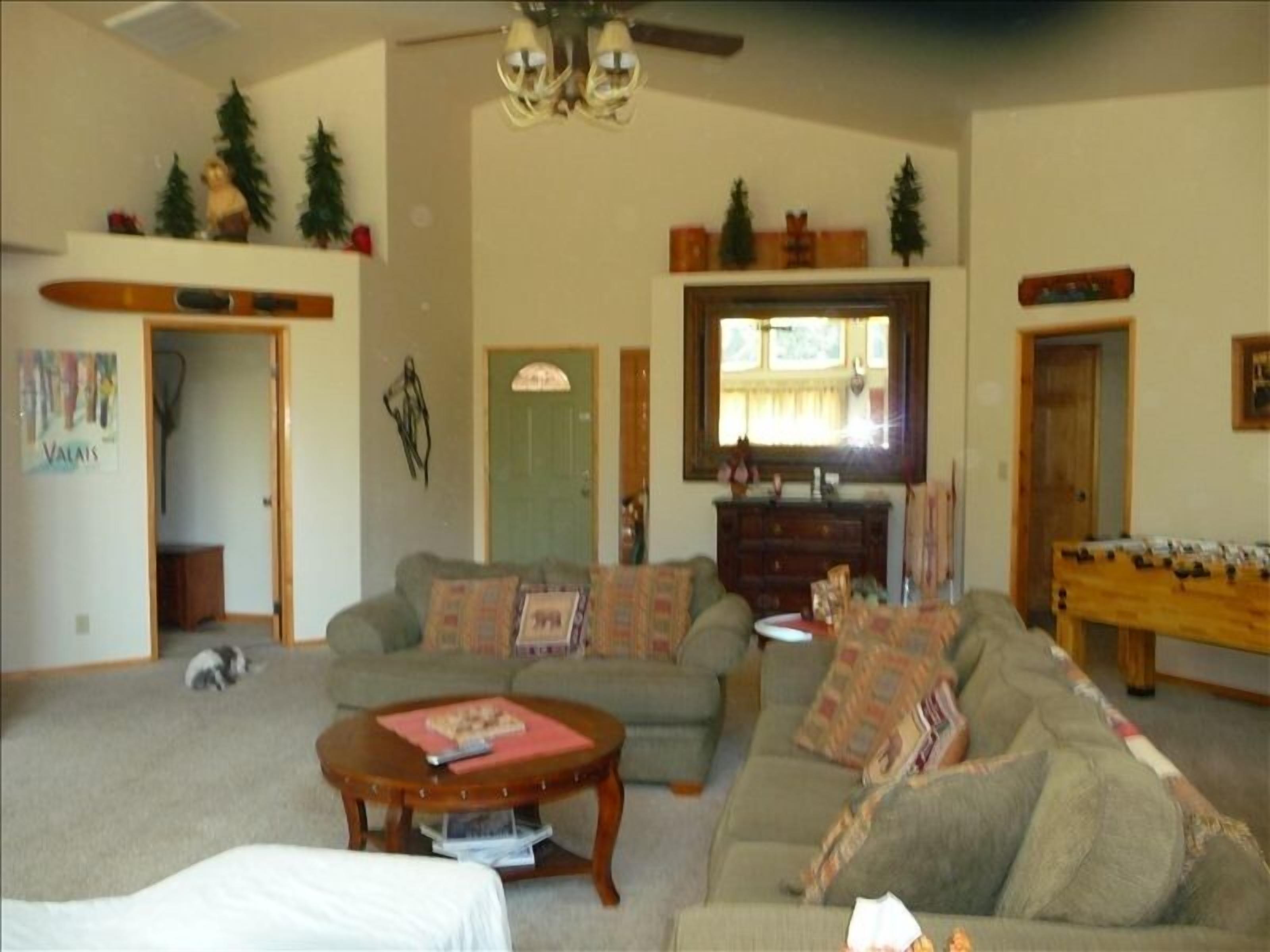 Beautiful & Peaceful Home: Winter, Summer, Fall & Spring. .5 from Bear Mountain