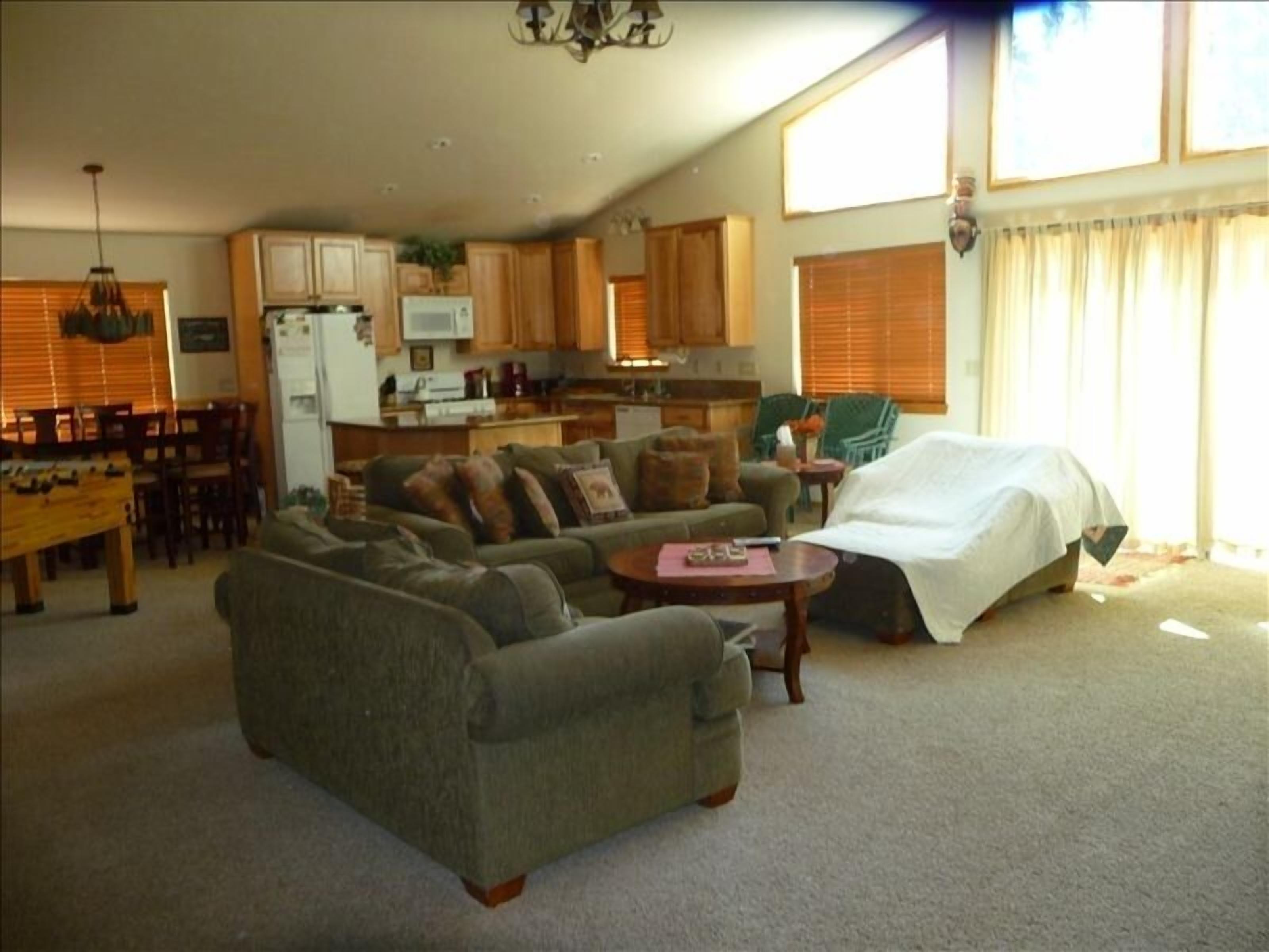 Beautiful & Peaceful Home: Winter, Summer, Fall & Spring. .5 from Bear Mountain