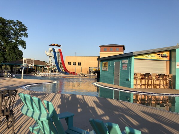 Una piscina techada, una piscina al aire libre