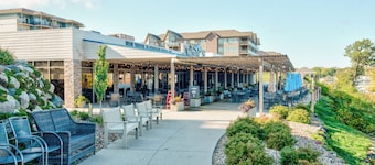 Spacious Bridges Bay Condo with stunning lake views and 6 waterpark passes!