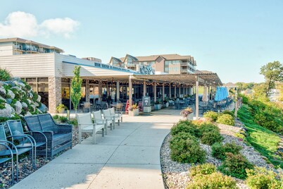 Spacious Bridges Bay Condo with stunning lake views and 6 waterpark passes!