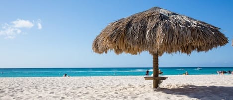 Una playa cerca, sillas reclinables de playa, toallas de playa