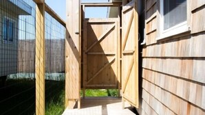 Un pontile in legno che conduce a una casa con un cancello in legno.