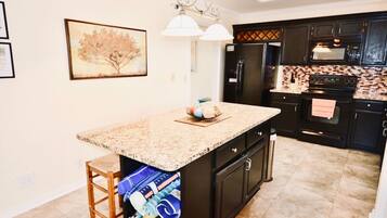 冰箱、微波炉、烤箱、炉灶