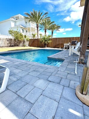 Utendørsbasseng og et oppvarmet basseng