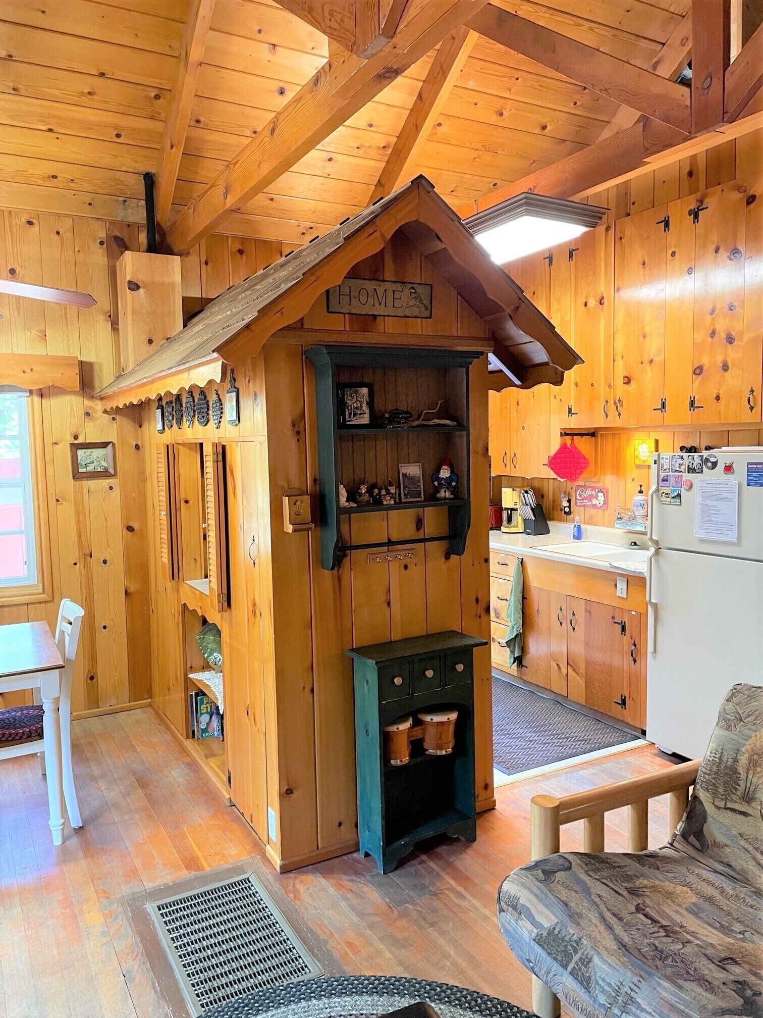 Cozy cabin in the woods - Close to the arts/music & village,  Pet friendly, Wifi