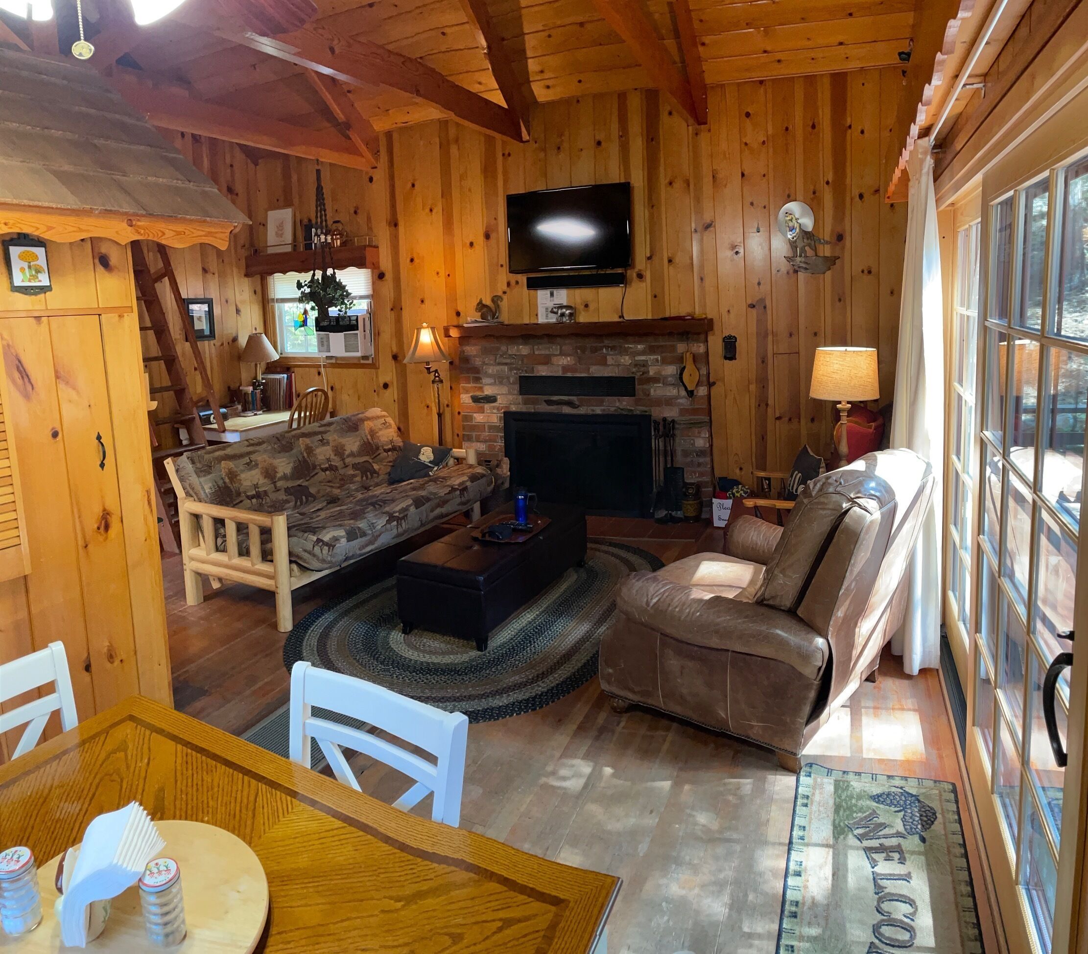 Cozy cabin in the woods - Close to the arts/music & village,  Pet friendly, Wifi